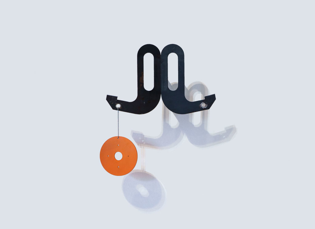 “Boucle d'oreille-Moustache et Orange - Green Créative / Boyer laser“, pièce mécanique orpheline noir verni , chainette, chute de découpe métal orange époxy